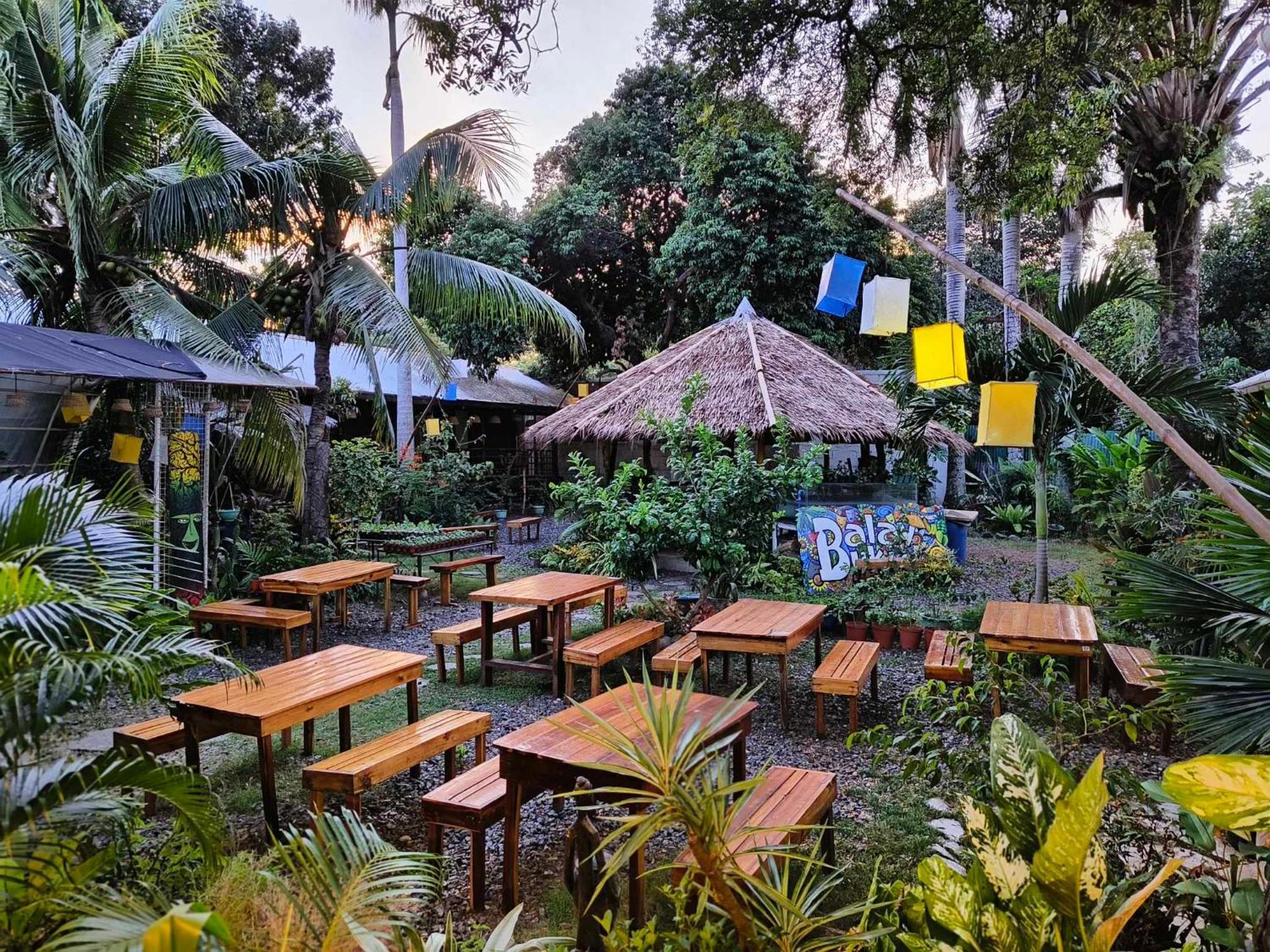 Lokal Hut Bed And Breakfast Puerto Princesa Kültér fotó