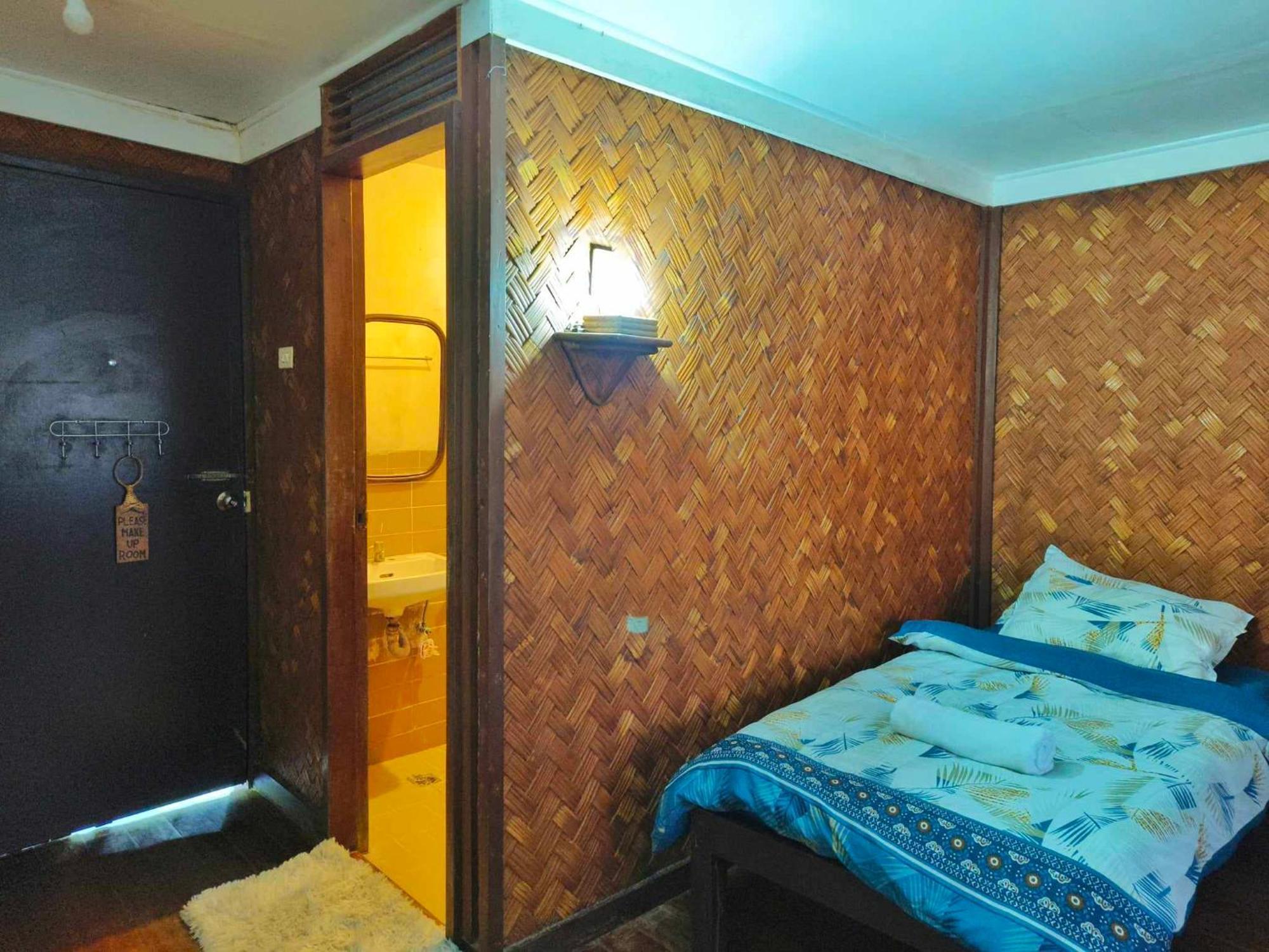 Lokal Hut Bed And Breakfast Puerto Princesa Kültér fotó