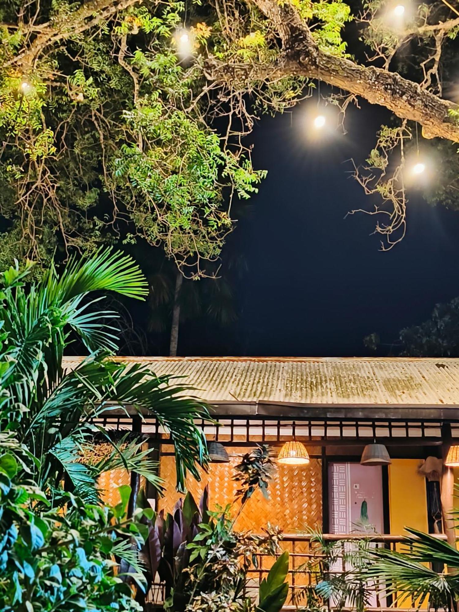 Lokal Hut Bed And Breakfast Puerto Princesa Kültér fotó