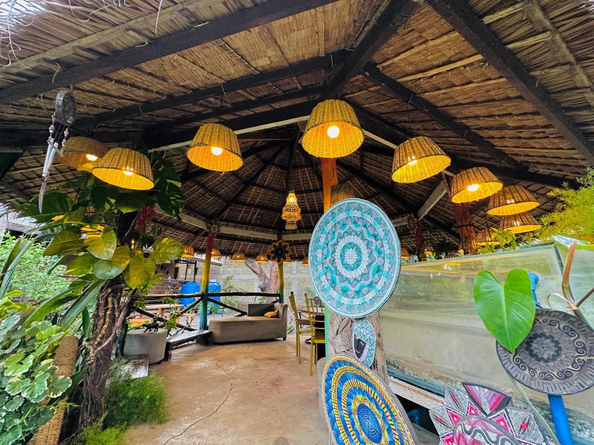 Lokal Hut Bed And Breakfast Puerto Princesa Kültér fotó